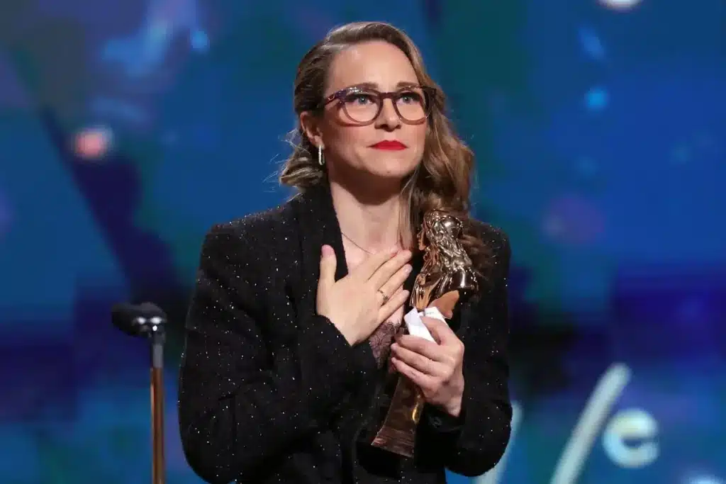Delphine Depardieu recevant le Molière de la meilleure comédienne dans la catégorie théâtre privé lors de la cérémonie des Molières 2025. Ancienne élève du Cours Simon, elle tient sa récompense sur scène, visiblement émue.