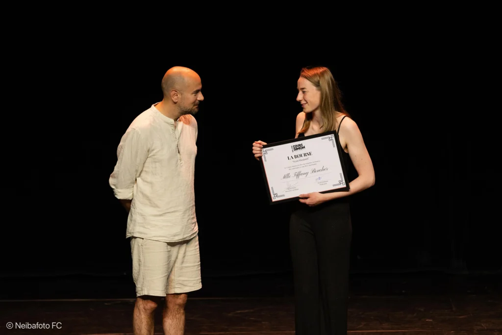 Un moment marquant dans l’histoire du Cours Simon. Lors des auditions annuelles du Centenaire, organisées au Théâtre du Gymnase, Kyan Khojandi a remis la première bourse du Cours Simon à Tiffany Boucher. Cette distinction récompense sa détermination, la qualité de son travail, et les félicitations unanimes du corps professoral.