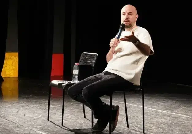 Kyan Khojandi animant une masterclass sur la scène du Cours Simon